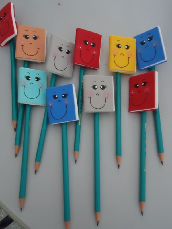 lápis decorado com ponteira de EVA para lembrancinha de escola lápis decorado com ponteira de EVA para lembrancinha de escola