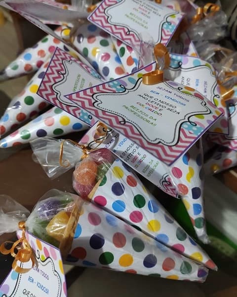 cone com balas de goma para primeiro dia de aula cone com balas de goma para primeiro dia de aula