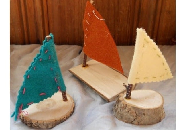 Barquinho de madeira com vela de feltro lembrancinhas da Moana