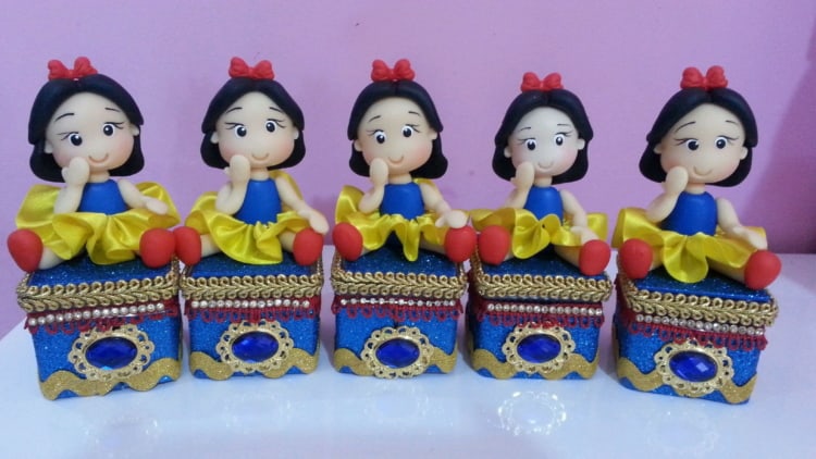 Caixinha com doces e Branca de Neve de biscuit Caixinha com doces e Branca de Neve de biscuit