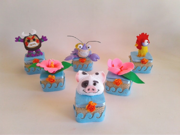 Caixinhas com personagens de feltro da Moana lembrancinhas da Moana