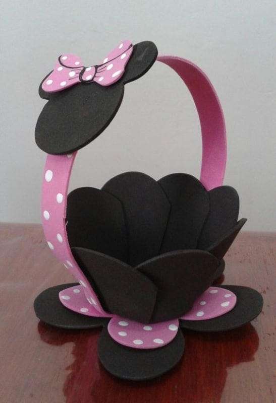 Cestinha rosa e preta da Minnie feita com EVA lembrancinhas da minnie