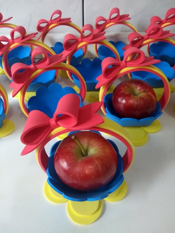 Cestinhas de EVA com maçã da Branca de Neve Cestinhas de EVA com maçã da Branca de Neve