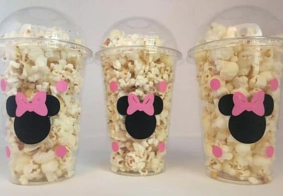 Copos com pipoca fáceis de decorar da Minnie rosa Copos com pipoca fáceis de decorar da Minnie rosa