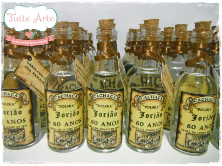 Garrafinhas de cachaça com rótulos adesivos Garrafinhas de cachaça com rótulos adesivos