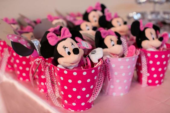 Latinhas com Minnie de pelúcia rosa Latinhas com Minnie de pelúcia rosa