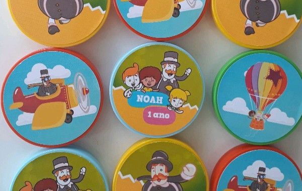 Latinhas com adesivos personalizados de 1 ano Latinhas com adesivos personalizados de 1 ano