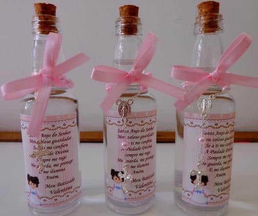 Lembrancinhas de batizado com rótulos adesivos para lembrancinhas