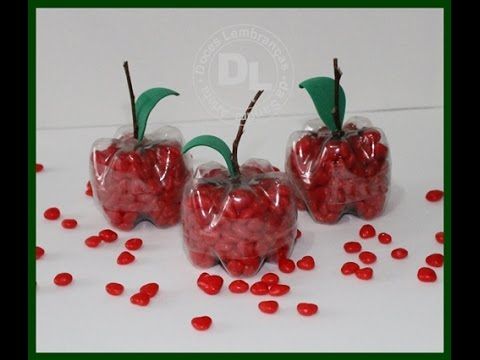 Maçãs de garrafas PET com balas vermelhas dentro Maçãs de garrafas PET com balas vermelhas dentro