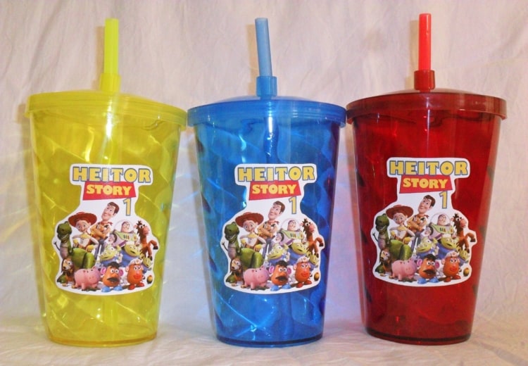 Os adesivos ornamentam os copos coloridos