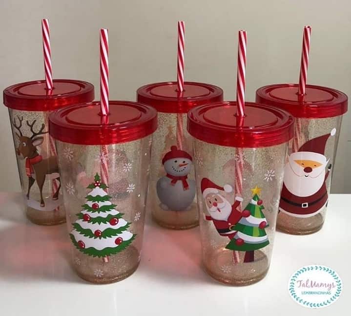 Os copos com canudos são personalizados com o tema natalino
