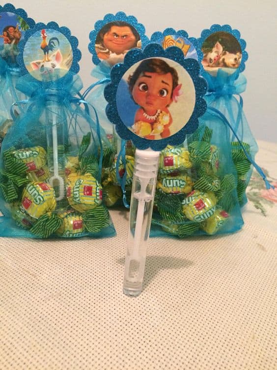 Saquinhos com balas e lança bolhas da Moana lembrancinhas da Moana