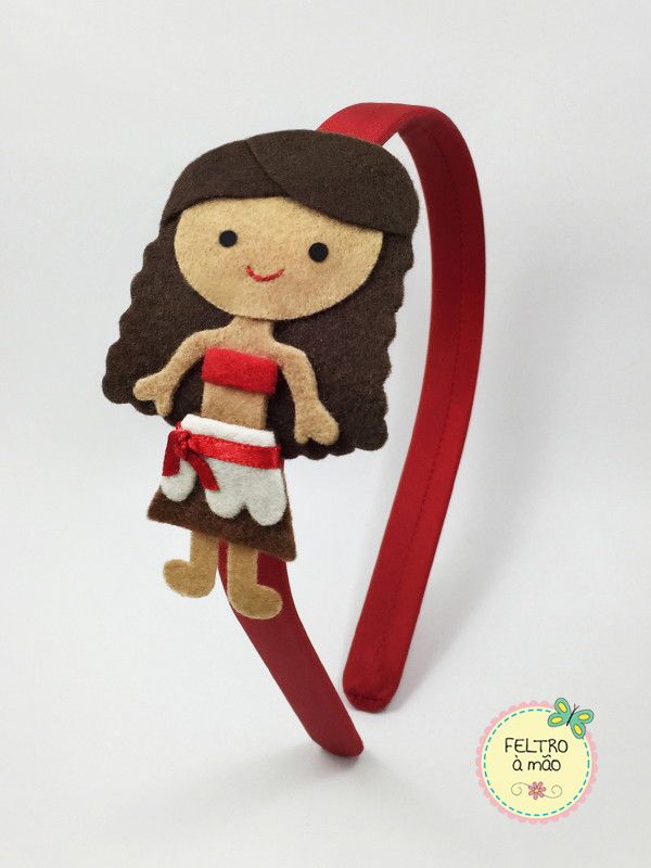 Tiara da Moana com a personagem de feltro Tiara da Moana com a personagem de feltro
