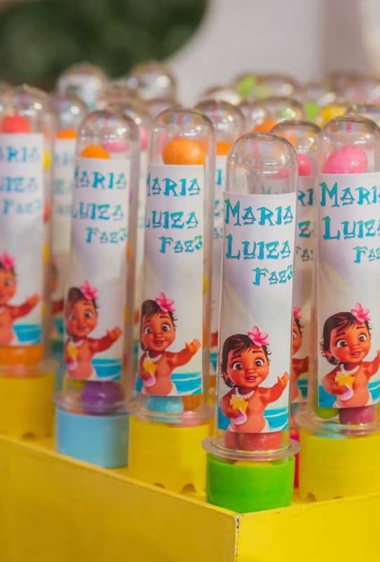 Tubetes com rótulos da Moana lembrancinhas da Moana