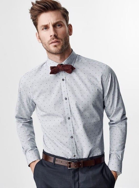 Um conjunto com camisa e gravata