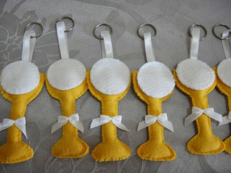 chaveiro em feltro com cálice e hóstia para primeira comunhão chaveiro em feltro com cálice e hóstia para primeira comunhão