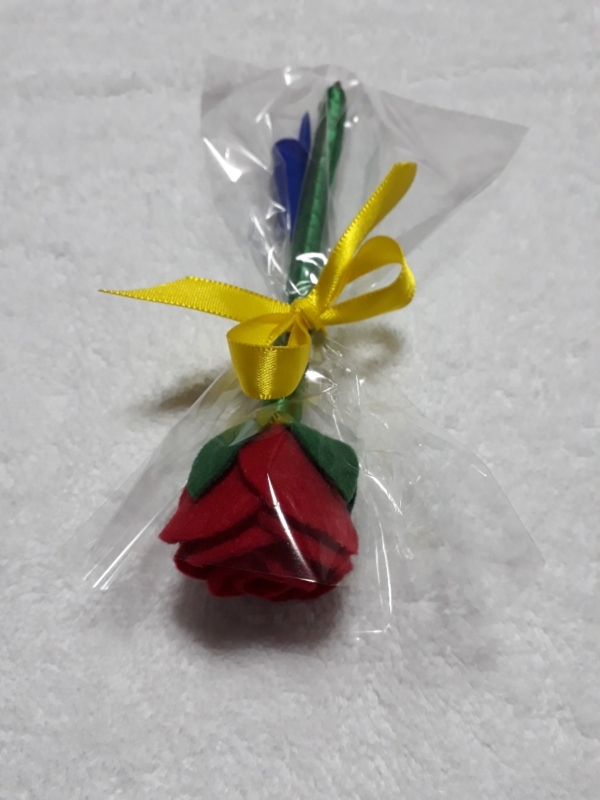 caneta decorada com rosa de feltro para professora caneta decorada com rosa de feltro para professora