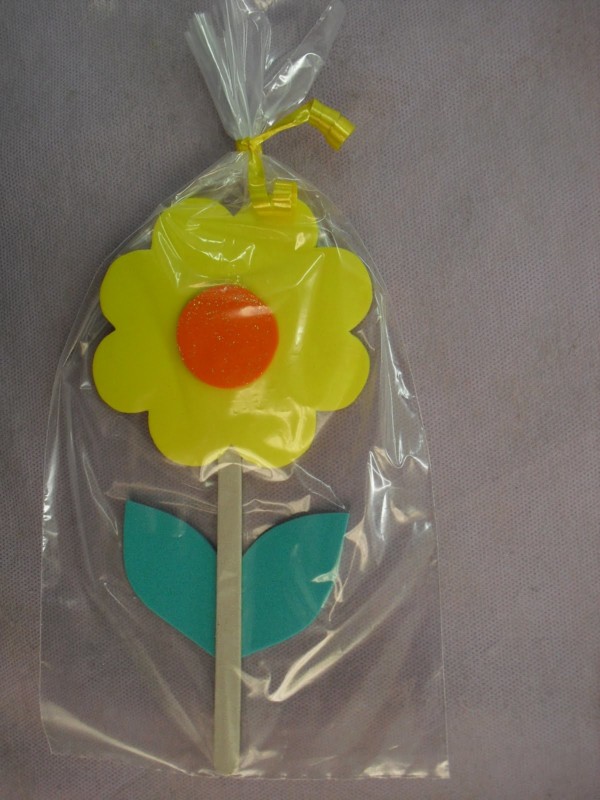 lembrancinha com lixa de unha decorada com flor lembrancinha com lixa de unha decorada com flor