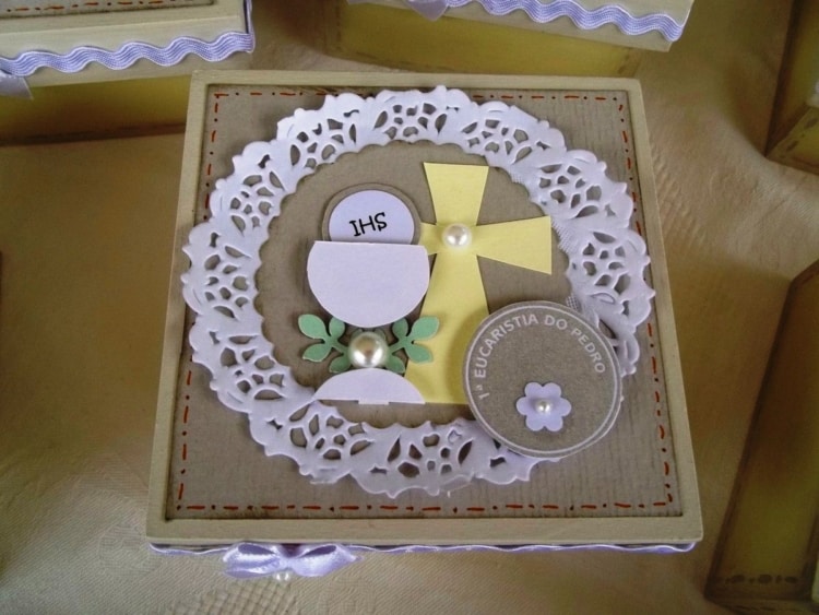 caixinha de MDF com decoração em papel para primeira comunhão caixinha de MDF com decoração em papel para primeira comunhão