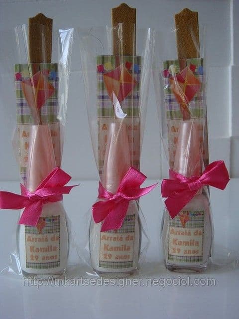 lembrancinha de aniversário com lixa de unha e esmalte lembrancinha de aniversário com lixa de unha e esmalte