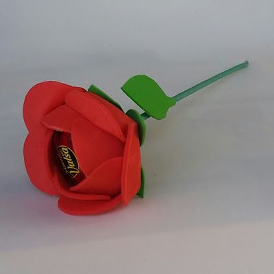rosa de EVA com bombom para lembrancinha de dia dos professores rosa de EVA com bombom para lembrancinha de dia dos professores