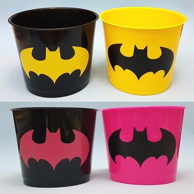 Compre baldes simples e decore com o escudo do Batman