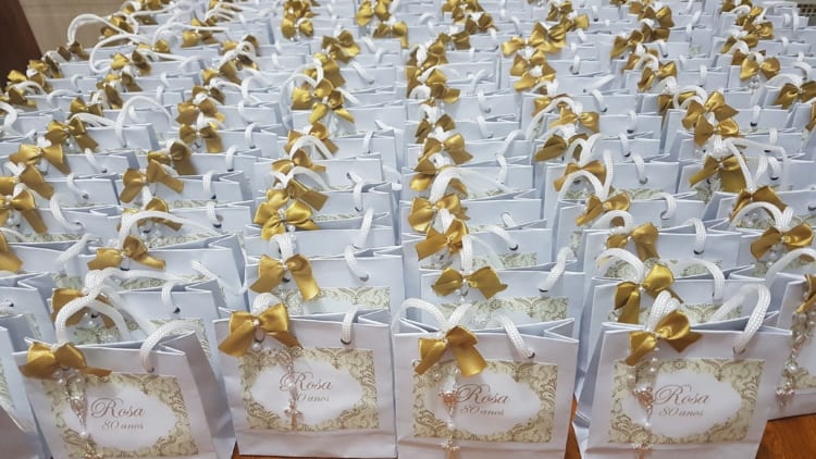 Sacolas com lembrancinhas deixam a decoração ainda mais atraente Sacolas com lembrancinhas deixam a decoração ainda mais atraente