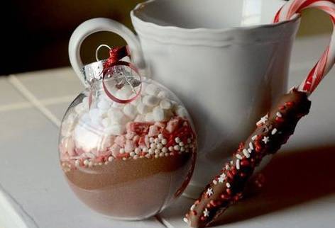 A bola vem com doce e é entregue junto à caneca A bola vem com doce e é entregue junto à caneca