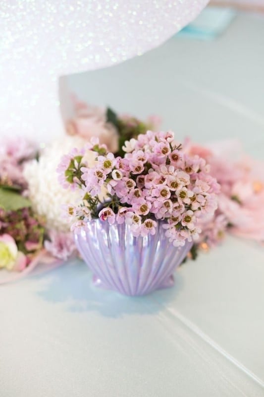A concha serve de base para flores criando um belo vaso A concha serve de base para flores criando um belo vaso
