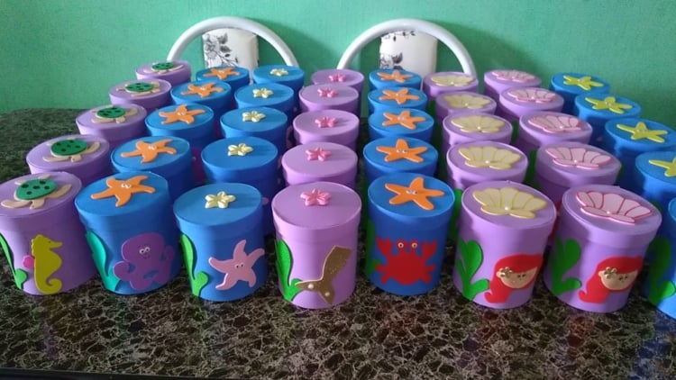 O pote pode ser ornamentado passo a passo com EVA O pote pode ser ornamentado passo a passo com EVA