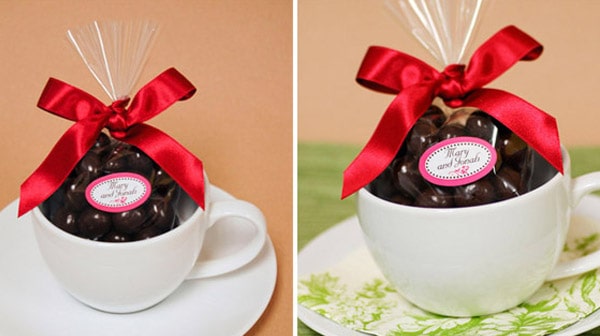 O saquinho de chocolate é entregue na caneca O saquinho de chocolate é entregue na caneca