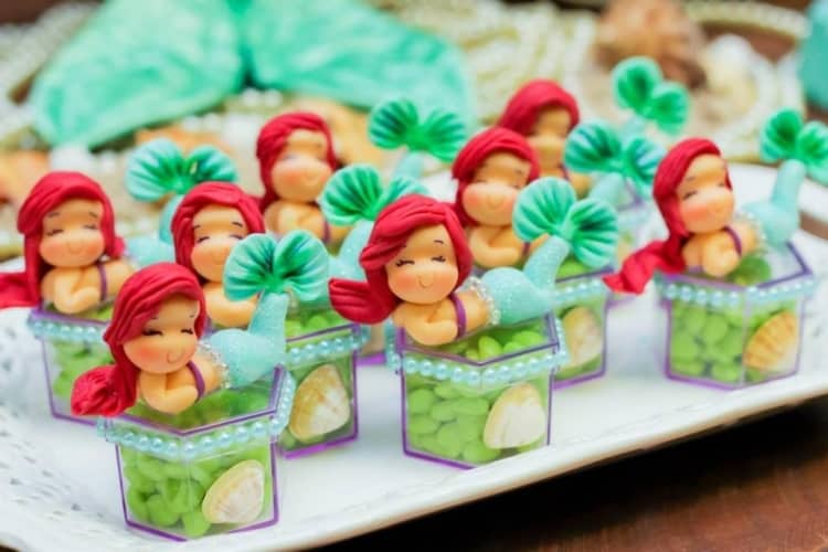 Os potinhos com doces são lembrancinhas clássicas Os potinhos com doces são lembrancinhas clássicas