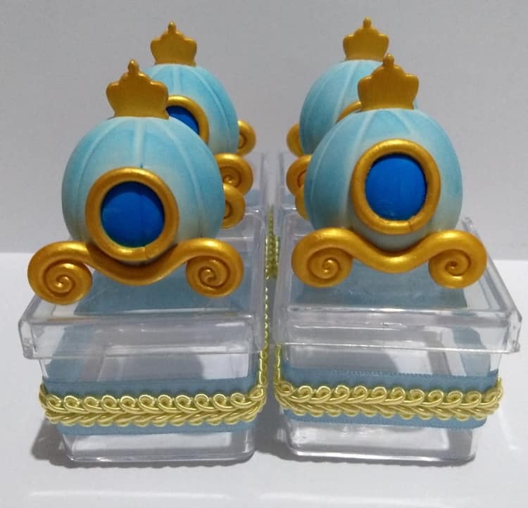caixinha de acrílico decorada com carruagem de biscuit para festa Cinderela caixinha de acrílico decorada com carruagem de biscuit para festa Cinderela