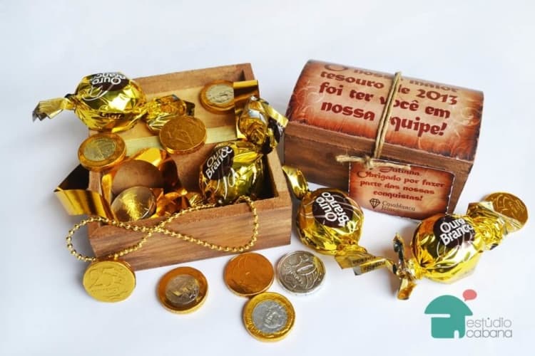 Baú com bombons e moedas de chocolate Baú com bombons e moedas de chocolate