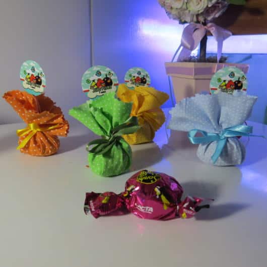 Embale os bombons em pacotes coloridos Embale os bombons em pacotes coloridos