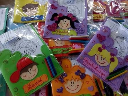 Entregue desenhos para colorir em um suporte de EVA Entregue desenhos para colorir em um suporte de EVA