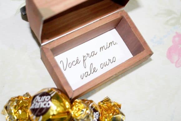 Entregue os bombons em uma pequena caixinha Entregue os bombons em uma pequena caixinha