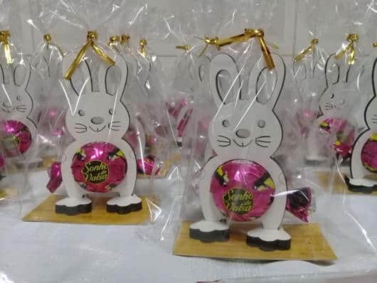 Os coelhinhos em MDF deixam a lembrancinha mais bonita e temática Os coelhinhos em MDF deixam a lembrancinha mais bonita e temática