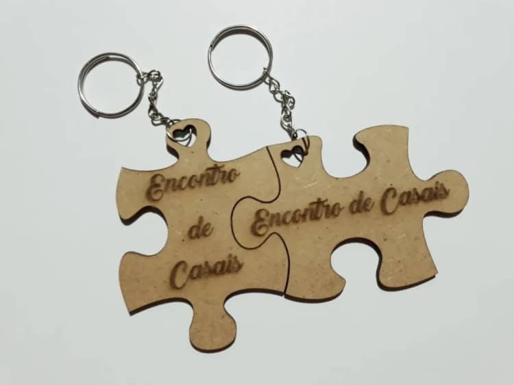 chaveiro de MDF para lembrancinha de encontro de casais