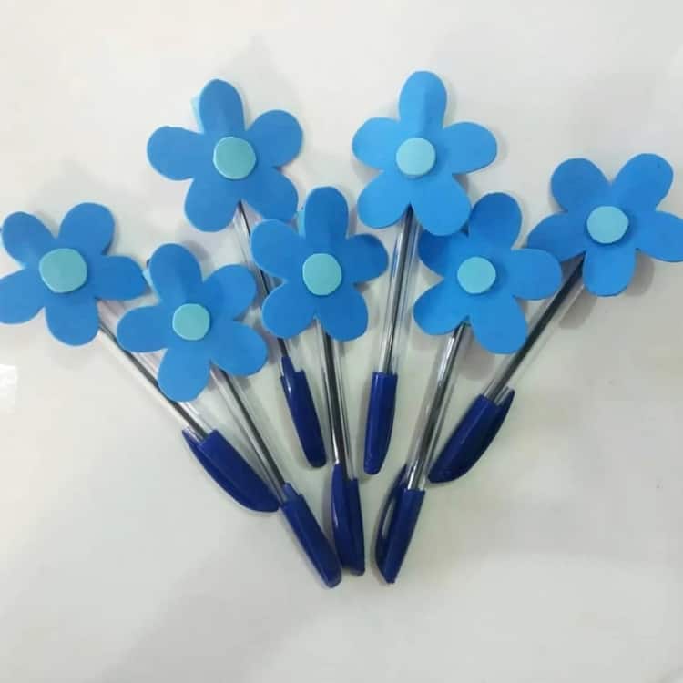 caneta decorada com flor de EVA simples