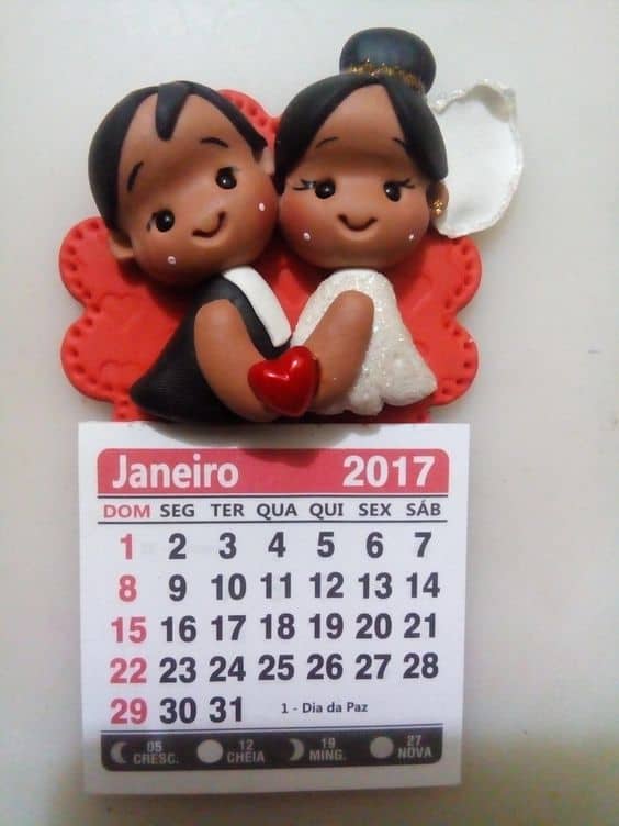 lembrancinha de casamento em biscuit com calendário