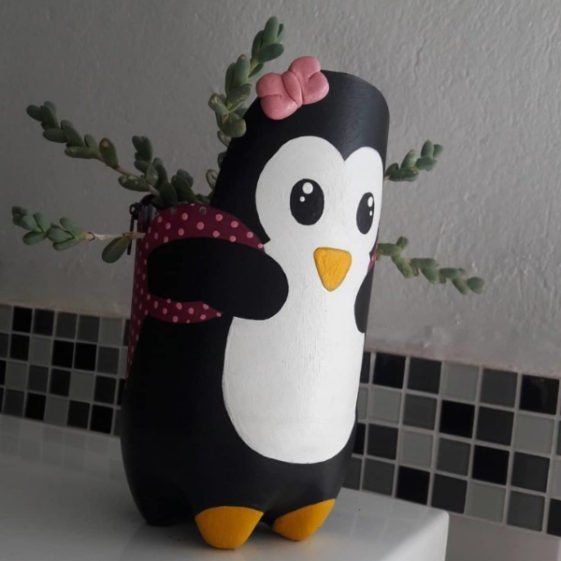 Lembrancinhas de Natal com garrafa pet transformando se em um pinguim