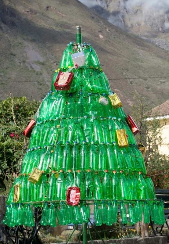 Linda árvore de Natal feita com garrafa PET