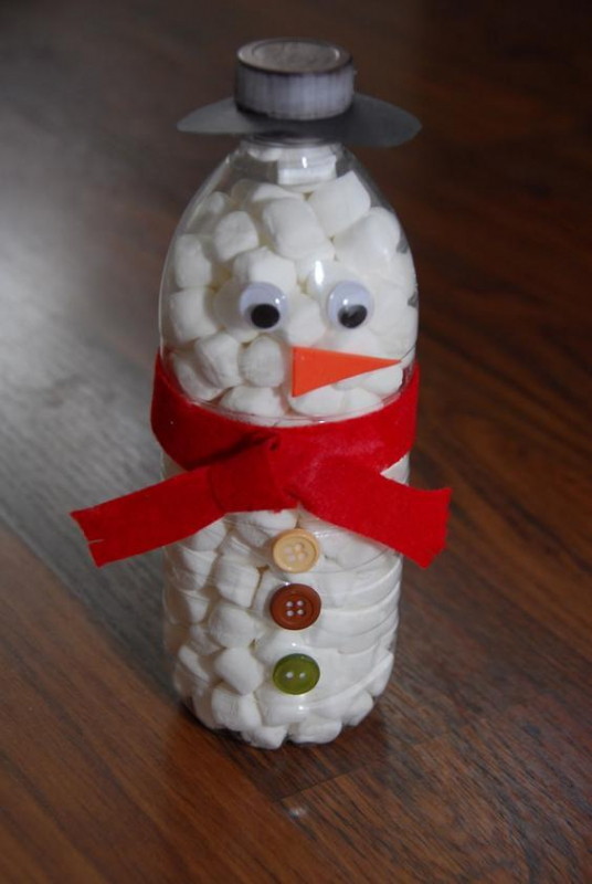 Pinguim para decoração natalina feito com garrafa pet algodão e adereços.