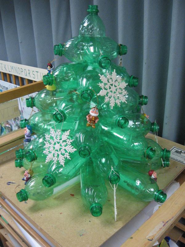 Árvore de Natal feita com garrafa pet verde