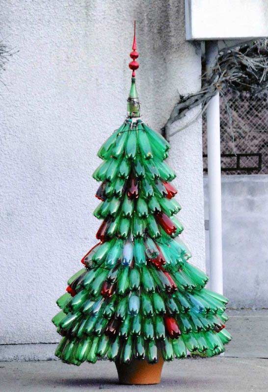 Árvore de Natal feita de garrafa PET