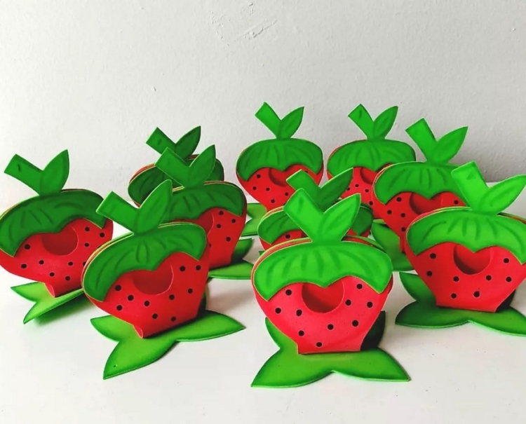 13 lembrancinha de EVA festa Moranguinho @amorearteeva 13 lembrancinha de EVA festa Moranguinho @amorearteeva